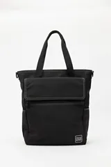 Cartera tote negra con doble asa superior y correa desmontable y regulable. Cuenta con un bolsillo frontal con solapa y cierre, y bolsillos laterales. Presenta pespuntes blancos decorativos y un logo cuadrado en la parte inferior.