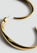 Par de aros plateados con forma de aro irregular.