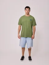 Remera gris de hombre con estampado en la espalda con un diseño de estilo surf. Corte oversized y confeccionada en algodón.