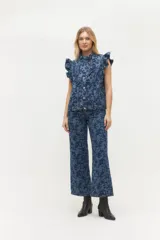 Pantalón de corte recto con estampado camuflado en tonos azules.