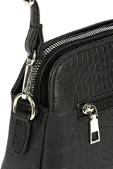 Bandolera negra con correa ajustable y textura símil cuero de cocodrilo.
