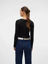 Camiseta negra de manga larga y cuello redondo, de corte regular.