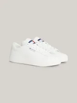 Zapatillas Tommy Jeans Essential de cuero blanco, con cordones y suela cupsole de goma. Presentan el logo de Tommy Jeans en la lengüeta y en el talón.
