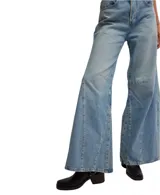 Pantalón de jean celeste claro, de corte holgado y pierna acampanada.
