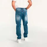 Pantalón de jeans de calce slim, color azul oscuro. Confeccionado con algodón y poliéster reciclado con spandex. Diseño de cinco bolsillos y logo CAT en la parte trasera.
