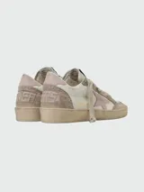 Zapatillas Golden Goose modelo Ballstar, color blanco con detalles en gris y rosa.