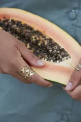 Anillo dorado con diseño abstracto con aberturas.