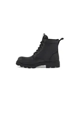 Bota de cordones de caña media, color negro, con acabado en nubuck engrasado. Presenta suela gruesa con tacos y cuello acolchado.