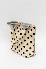 Bolso tipo tote con estampado animal print cebra en tonos marrón y negro.