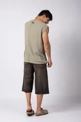 Musculosa oversize color crudo, tejida en lino con textura marcada y terminaciones deshilachadas.