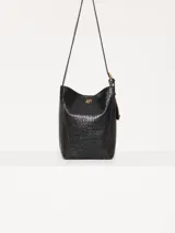 Cartera tote negra de cuero vacuno con textura tipo reptil. Tiene correa larga de cuero, apliques metálicos dorados con el logo de la marca y sobre interno desmontable con cierre.