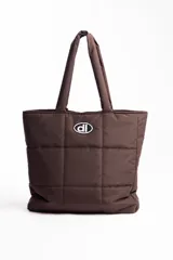 Bolso tote acolchado color marrón chocolate con logo bordado en blanco.