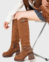 Botas de caña media color marrón de gamuza sintética, con taco cuadrado y plataforma. Presentan hebillas decorativas y ajuste con correa.
