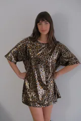 Remerón dorado de tul con mangas cortas y cuello redondo.