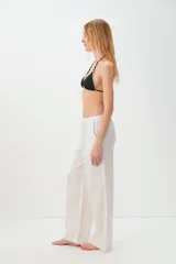 Pantalón de lino color rojo, de corte ancho y tiro alto, con cintura elástica ajustable con cordón.