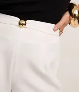 Short de vestir color blanco, de corte recto y cintura alta, con cinturón con hebilla dorada.