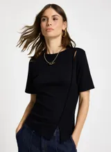 Remera negra de punto con cuello redondo, mangas cortas y aberturas asimétricas en las mangas y el bajo.