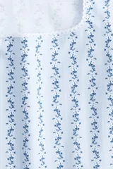 Musculosa blanca con estampado floral celeste, escote cuadrado y ribete de puntilla blanca en cuello y sisas.