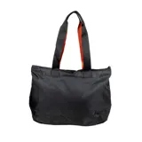 Bolso tote negro con asas de correa negras con interior naranja, cierre principal, bolsillos de acceso rápido y seis bolsillos internos.