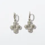 Par de caravanas plateadas con forma de cruz tejida y cierre de aro.