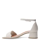 Sandalias de mujer color blanco hueso, con tira ancha sobre los dedos de cuero texturizado y tira fina ajustable con hebilla en el tobillo. Poseen taco bajo y ancho, y puntera cuadrada.