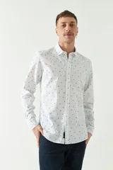 Camisa de manga larga con estampado de hojas en tonos azul marino y negro.