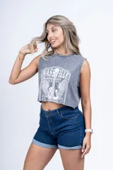 Short de jean azul con cintura alta y ruedo doblado.