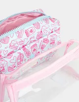 Cartuchera rectangular de tela celeste con estampado de bebidas y postres en color rosa. Tiene un bolsillo frontal con cierre y tiracierre de cordón rosa.