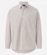 Camisa masculina de tricolina con rayas verticales, corte relaxed, cuello tradicional, mangas largas, bolsillo en el pecho y cierre abotonado.