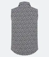 Camisa musculosa con estampa de corazones, cuello camisero, abotonado delantero y bolsillos en el pecho.