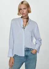 Camisa de manga larga color lila, con cuello tipo mao y botón frontal.