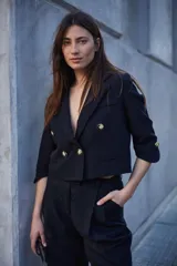 Pantalón de vestir negro de corte recto y tiro alto, con bolsillos laterales y cintura elástica.