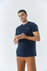 Remera de hombre azul marino, de manga corta, con cuello redondo y logo estampado en el pecho.