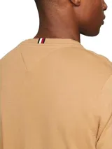 Sweater de algodón color beige con cuello redondo y logo bordado en el pecho.