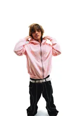 Hoodie rosa con cierre frontal y estampado de hojas de acanto en color blanco.
