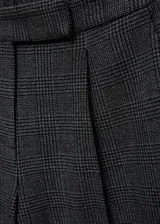 Pantalón de vestir gris con estampado a cuadros, tiro alto, corte recto, bolsillos laterales y cierre frontal con botón, gancho y cremallera.