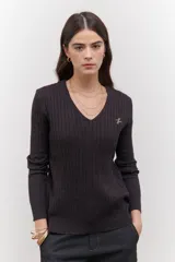 Sweater marrón oscuro de tejido de punto acanalado, con escote en V y logo bordado en el pecho.