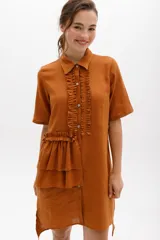 Vestido camisero color marrón con cuello y cartera en tono lima claro, volados frontales y laterales, y mangas cortas.