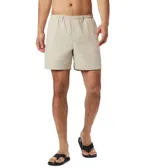 Short de baño negro Columbia Backcast III con tecnología Omni-Shade™ UPF 50, de secado rápido, con cintura elástica ajustable con cordón, bolsillos laterales de malla, bolsillo trasero con cremallera y forro interior de malla.