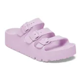Sandalias de plataforma color lila, con tres correas ajustables con hebilla.