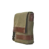 Morral gris de tela canvas con detalles en cuero marrón. Tiene correa larga regulable, tapa con broches magnéticos, bolsillo tipo guantera bajo la tapa, división interna con velcro y bolsillo trasero con broche magnético.