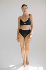 Culotte de bikini marrón acanalado, de tiro alto y cobertura media.