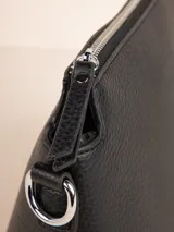Cartera de símil cuero texturizado color naranja, con correa desmontable y regulable, un compartimento principal y tres bolsillos internos adicionales.