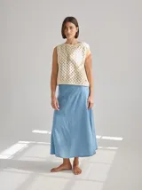 Falda midi acampanada de denim celeste con pespuntes a contratono.