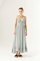 Vestido largo color celeste con breteles regulables y corpiño de encaje tipo gippiure, con ajuste elástico en la espalda y volado en el ruedo.