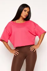 Remera blanca de algodón sustentable con diseño casual y torzado en la espalda.