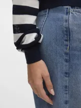 Sweater de punto con rayas horizontales en azul marino y blanco, cuello redondo y corte estándar.