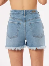 Short de jean negro con tiro alto, corte ajustado y terminaciones desflecadas con aberturas.