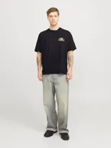 Camiseta negra de manga corta con cuello redondo y corte holgado. Estampa pequeña en el pecho con la frase "Book You Up! Originals Fight Business".