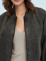 Campera de jean azul con cierre frontal, bolsillos laterales y puños elastizados.